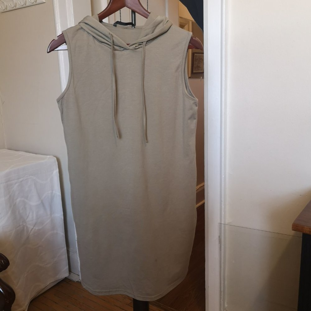 3/$20 SHEIN sleeveless hooded dress - Picture 1 of 7